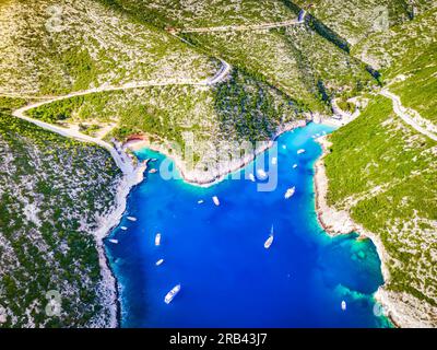 Porto Vromi, Griechenland. Malerischer Dröhnenblick auf den Hafen von Vromi, die Westküste von Zakynthos, die Ionischen Inseln. Stockfoto