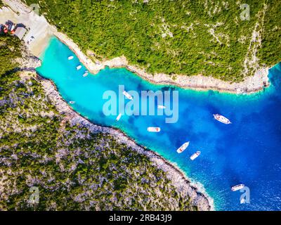 Porto Vromi, Zakynthos. Malerischer Dröhnenblick auf den Hafen von Vromi, die Westküste von Zante, die griechischen Inseln, Griechenland. Stockfoto