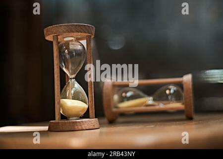 Nahaufnahme Sanduhr, Business Time Management-Konzept, selektiver Fokus Stockfoto