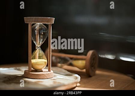 Nahaufnahme Sanduhr, Business Time Management-Konzept, selektiver Fokus Stockfoto