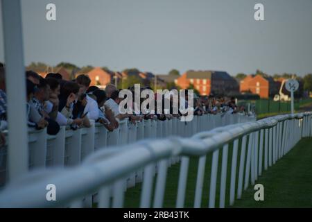 Newbury, Großbritannien. 6. Juli 2023 Die Newbury Crowd legen die Schienen vor den 20,25 TPT Fire Handicap Stakes, die Oisin Murphy auf dem Finest Leader auf der Newbury Racecourse, Großbritannien, gewonnen hat. Kredit: Paul Blake/Alamy Live News. Stockfoto