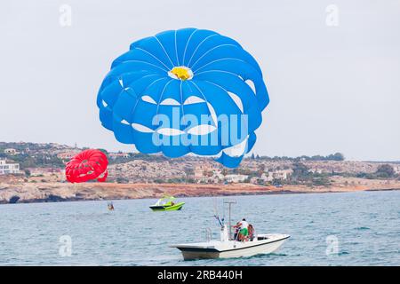 Ayia Napa, Zypern - 16. Juni 2018: Parasailing Motorboot mit Touristen, die sich auf den Flug vorbereiten Stockfoto