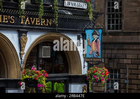 Das Pub-Schild für Deacon Brodie's Tavern auf dem Lawmarket, der Royal Mile, Edinburgh Stockfoto