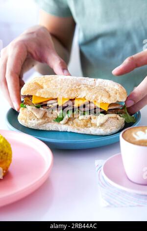 Roast Beef mit Prime Beef Ciabatta Sub Sandwich mit Julienne-Schnitt, serviert in einem Café mit heißem Espresso-Kaffee. Stockfoto