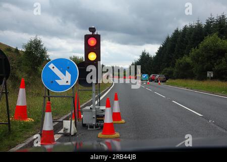 Die Ampeln werden drahtlos und batteriebetrieben betrieben und steuern den Verkehrsfluss um die Baustellen auf der Hauptstraße A470 in Llwyn-on-Reservoir in Wales Stockfoto