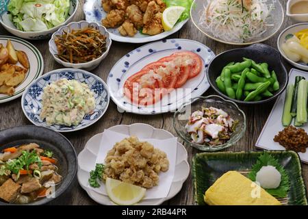 Beliebtes Izakaya-Menü. Izakaya, das in Japan üblich ist, ist ein vernünftiges Restaurant, in dem Sie alkoholische Getränke und Speisen genießen können. Stockfoto