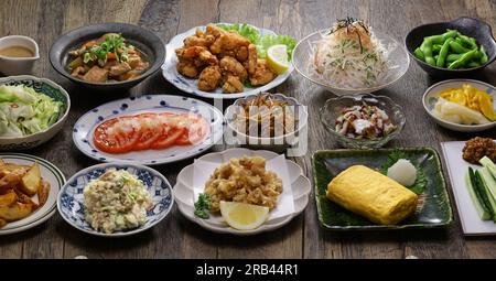 Beliebtes Izakaya-Menü. Izakaya, das in Japan üblich ist, ist ein vernünftiges Restaurant, in dem Sie alkoholische Getränke und Speisen genießen können. Stockfoto