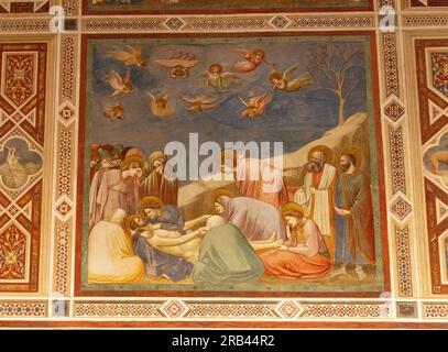 Die Fresken von Giotto di Bondone, die Scrovegni-Kapelle, Padua Italien - Gemälde des Lebens Christi aus dem 14. Jahrhundert; - hier "Lamentation"; mittelalterliche Kunst Stockfoto