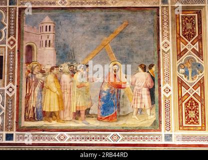 Giotto Fresco, die Scrovegni-Kapelle, Padua Italien - 1300s italienische Renaissance-Gemälde des Lebens Christi; hier mit dem Kreuz. Kunstgeschichte Stockfoto