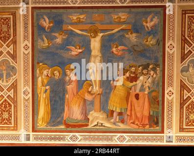 Giotto-Fresken, die Scrovegni-Kapelle, Padua Italien - italienische Renaissance-Gemälde des Lebens Christi; hier, 'Kreuzigung Christi'; - Kunstgeschichte Stockfoto