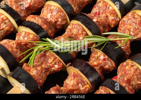 Auberginen-Kebab. Nahaufnahme von Auberginen-Shish-Kebab mit rohem Hackfleisch. Kulinarischer Hintergrund. Türkische Köstlichkeiten. Lokaler Name: Patlican Kebabi Stockfoto