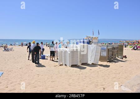 Bournemouth, Dorset, England, Vereinigtes Königreich, 7. Juli 2023, Wetter. Heißer und sonniger Tag an der Südküste mit Menschen am Meer und am Strand. Kredit: Paul Biggins/Alamy Live News Stockfoto