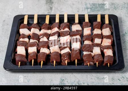 Leberspieß. Die rohe Leber verwischt Kebab auf grauem Hintergrund. Türkische Köstlichkeiten. Ortsname Ciger sis Stockfoto