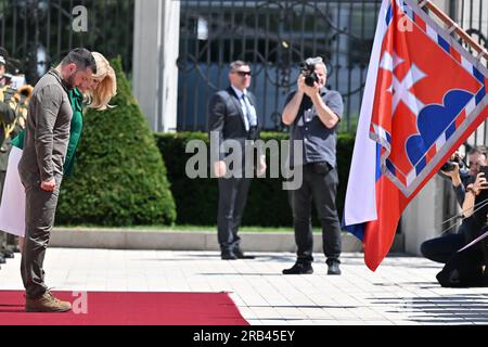 Bratislava, Slowakei. 07. Juli 2023. Die slowakische Präsidentin Zuzana Caputova, 2. von links, trifft den ukrainischen Präsidenten Volodymyr Zelenskiy, Left, am 7. Juli 2023 in Bratislava, Slowakei, im Rahmen des Besuchs von Zelenskiy in der Slowakei. Kredit: Vaclav Salek/CTK Photo/Alamy Live News Stockfoto