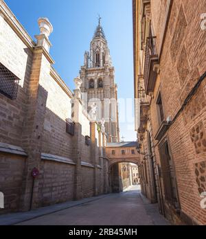 Straße und Toledo Cathedral Tower - Toledo, Spanien Stockfoto