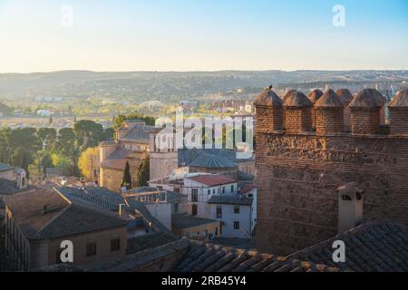 Kirche Santiago del Arrabal und Puerta del Sol Gate aus der Vogelperspektive - Toledo, Spanien Stockfoto