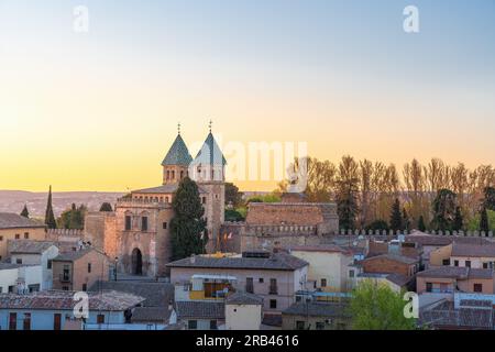 Skyline von Toledo bei Sonnenuntergang mit Puerta de Bisagra Nueva Gate - Toledo, Spanien Stockfoto