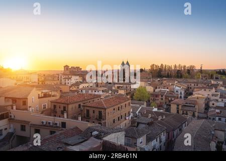 Skyline von Toledo bei Sonnenuntergang mit Tor Puerta de Bisagra Nueva und Kirche Santiago del Arrabal - Toledo, Spanien Stockfoto