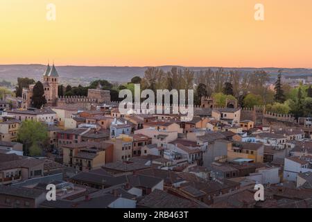 Skyline von Toledo bei Sonnenuntergang mit Tor Puerta de Bisagra Nueva und Stadtmauern - Toledo, Spanien Stockfoto