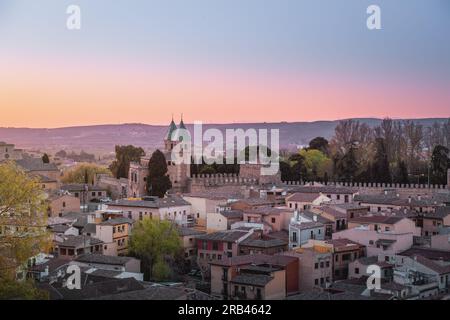 Skyline von Toledo bei Sonnenuntergang mit Puerta de Bisagra Nueva Gate - Toledo, Spanien Stockfoto