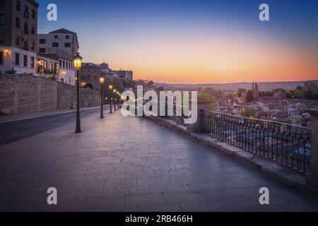 Paseo del Miradero Promenade bei Sonnenuntergang - Toledo, Spanien Stockfoto