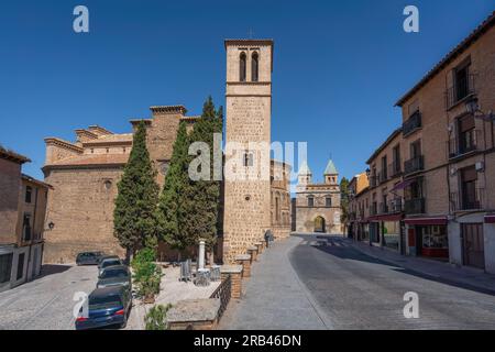 Kirche Santiago del Arrabal und Puerta de Bisagra Nueva Tor - Toledo, Spanien Stockfoto