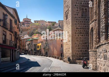 Calle Alfonso VI und Ermita de la Estrella - Toledo, Spanien Stockfoto