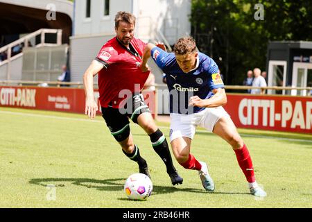 Kiel, Deutschland. 07. Juli 2023. Fußball: Testspiele, Holstein Kiel - Hannover 96. Julian Börner (l) von Hannover und Benedikt Pichler von Kiel kämpfen um den Ball. Kredit: Frank Molter/dpa/Alamy Live News Stockfoto