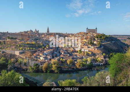 Skyline von Toledo mit Kathedrale, Alcazar und Fluss Tejo - Toledo, Spanien Stockfoto