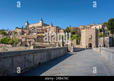 Alcantara Bridge und Alcazar von Toledo - Toledo, Spanien Stockfoto