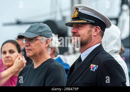 Der britische Royal Navy Commander Derek Powles über die USS Constitution während der Rundfahrt am 4. Juli Stockfoto