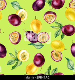 Verschiedene Passionsfrüchte auf Blättern, wasserfarben, nahtloses Muster, isoliert auf Grün. Lila tropisches Ganzes, handgemalte Maracuja in Scheiben. Verpackungsdesign, Stockfoto