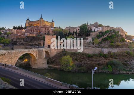 Skyline von Toledo mit Alcazar von Toledo und Alcantara Bridge - Toledo, Spanien Stockfoto