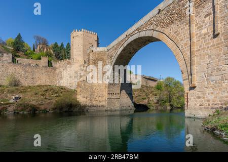 Alcantara-Brücke und Fluss Tejo - Toledo, Spanien Stockfoto