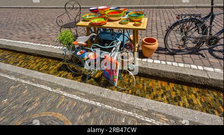 Freiburger Rundlauf (Freiburger Bächle) - künstliche Wasserläufe in den meisten Straßen und Gassen der Altstadt. Baden Wuerttember Stockfoto