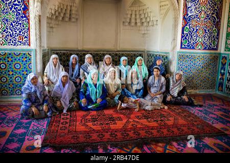 Usbekistan, Kokand, Frauen im Khudayarkhans palace Stockfoto