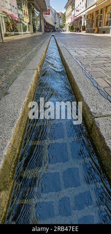 Freiburger Rundlauf (Freiburger Bächle) - künstliche Wasserläufe in den meisten Straßen und Gassen der Altstadt. Baden Wuerttember Stockfoto