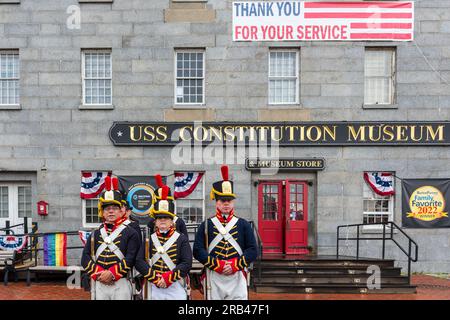 USS Constitution 1812 Marines auf der Salute to Service Block Party des USS Constitution Museums nach der Rundfahrt am 4. Juli Stockfoto