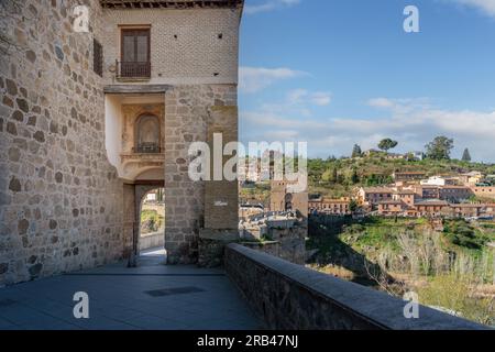 Brückentor San Martin mit Skulptur Virgen del Sagrario - Toledo, Spanien Stockfoto