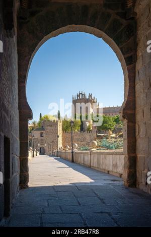 San Martin Brücke und Kloster San Juan de los Reyes - Toledo, Spanien Stockfoto