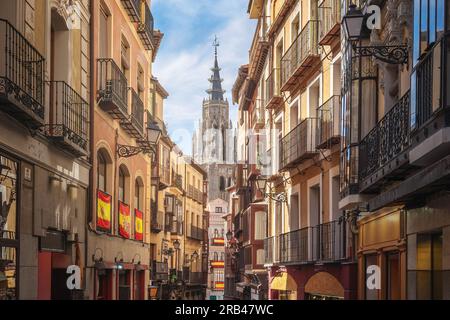 Straße und Toledo Cathedral Tower - Toledo, Spanien Stockfoto