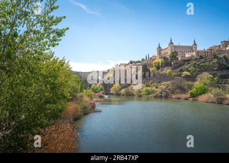 Skyline von Toledo mit Alcazar von Toledo und Fluss Tagus - Toledo, Spanien Stockfoto