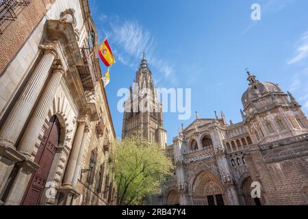 Fassade der Kathedrale von Toledo und Flagge Spaniens - Toledo, Spanien Stockfoto