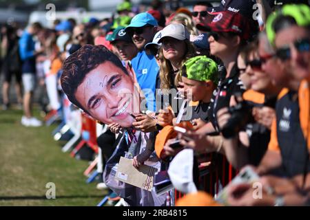 7. Juli 2023: Silverstone Circuit, Northamptonshire, England: Formula 1 2023 Aramco British F1 Grand Prix: Free Practice Day; Lando Norris Fans erwarten seine Ankunft. Gutschrift: Action Plus Sports Images/Alamy Live News Stockfoto