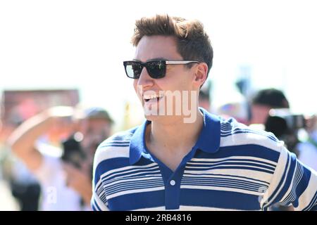 7. Juli 2023: Silverstone Circuit, Northamptonshire, England: Formel 1 2023 Aramco F1 Grand Prix: Free Practice Day; Posen für Selfies und Autogramme bei Ankunft in Silverstone Credit: Action Plus Sports Images/Alamy Live News Stockfoto