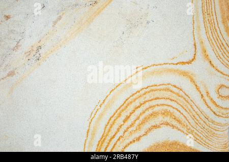 Rostige parallele Wellen auf Sandsteinfliesen, abstrakte Nahtstruktur Stockfoto