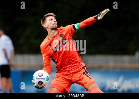 Kiel, Deutschland. 07. Juli 2023. Fußball: Testspiele, Holstein Kiel - Hannover 96. Hannovers Ron-Robert Zieler ist in Aktion. Kredit: Frank Molter/dpa/Alamy Live News Stockfoto