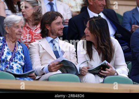 Tommy und Clare Fleetwood in der königlichen Box des Center Court am 5. Tag der Wimbledon Championships 2023 im All England Lawn Tennis and Croquet Club in Wimbledon. Bilddatum: Freitag, 7. Juli 2023. Stockfoto