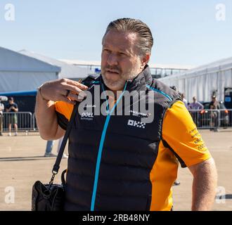 7. Juli 2023: Silverstone Circuit, Northamptonshire, England: Formel 1 2023 Aramco F1 Grand Prix: Free Practice Day; McLaren CEO Zak Brown trifft auf Silverstone Credit: Action Plus Sports Images/Alamy Live News ein Stockfoto