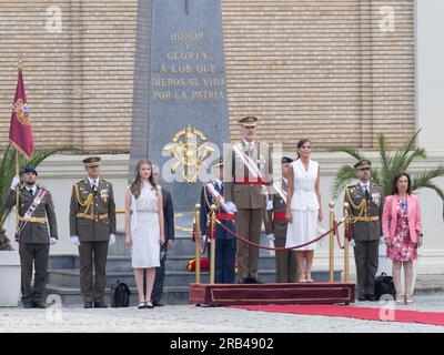 Zaragoza. Spanien. 7. juli 2023. Felipe de Borbón und Letizia Ortiz Könige von Spanien und Prinzessin Leonor de Borbón von Asturien haben die Lieferung königlicher Entsendungen an die Offiziere der spanischen Armee geleitet, die an der Allgemeinen Militärakademie von Saragossa Juan Antonio Pérez/Alamy Live News ihren Abschluss gemacht haben Stockfoto